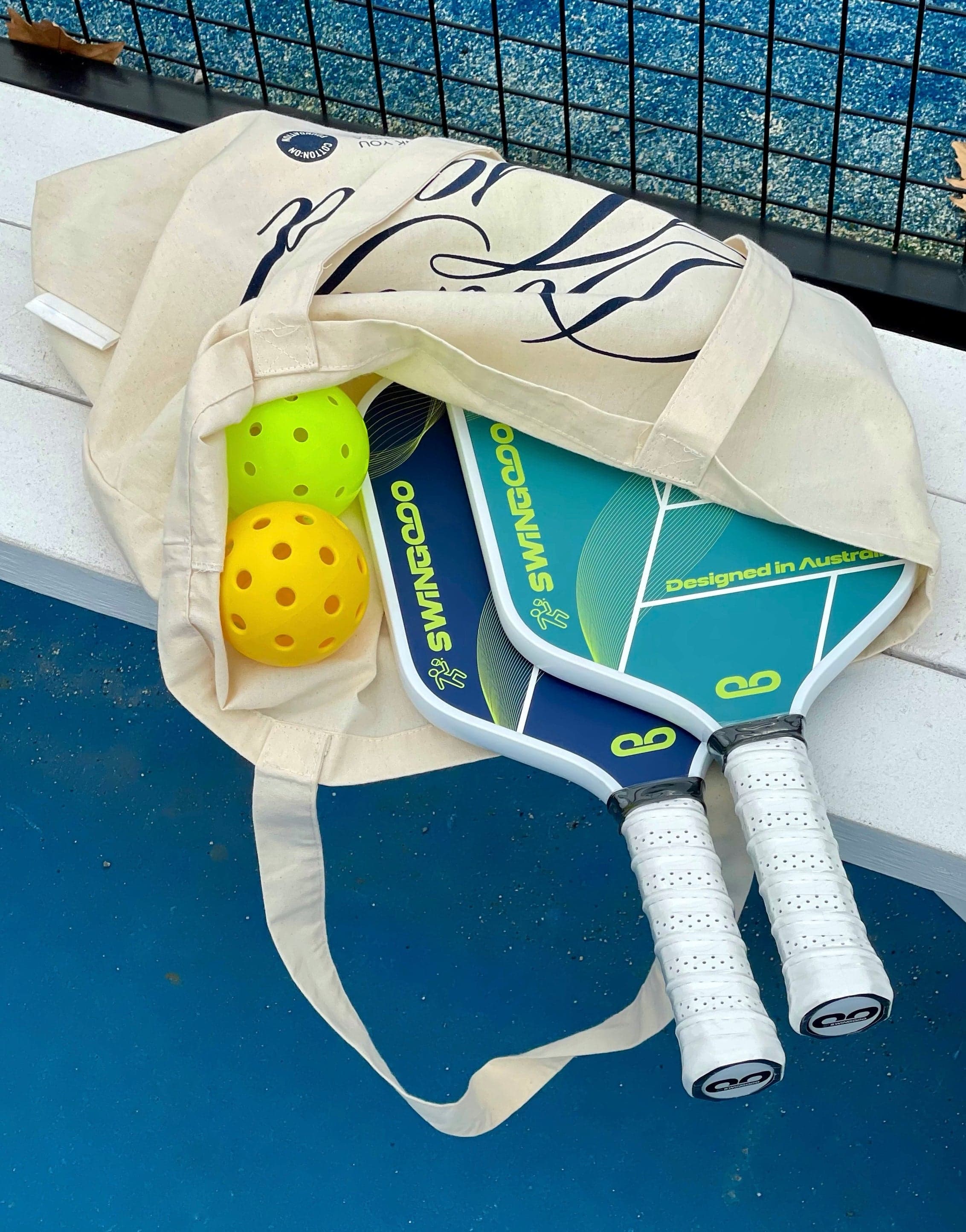 Swingooo paddle set tote on a court